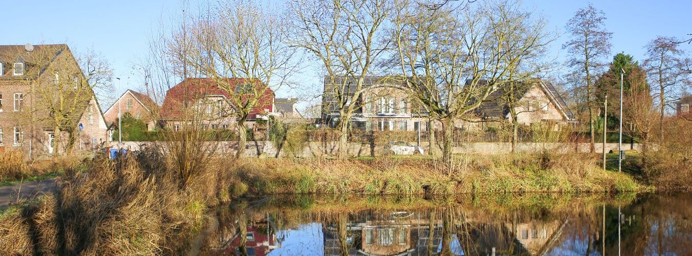 Nettetal (Lobberich): Blick über den See auf die Wohnhäuser am Ufer an einem sonnigen Wintertag
