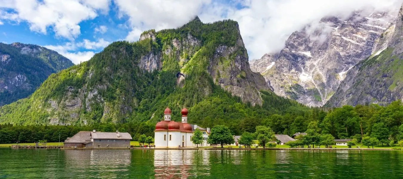 Königssee mit Berglandschaft im Hintergrund