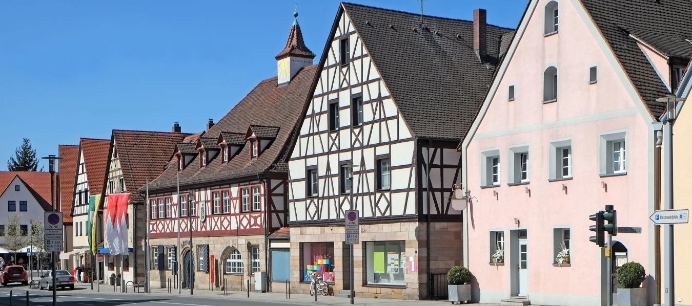 Straßenzug mit historischen Fachwerkhäusern in Feucht bei Nürnberg