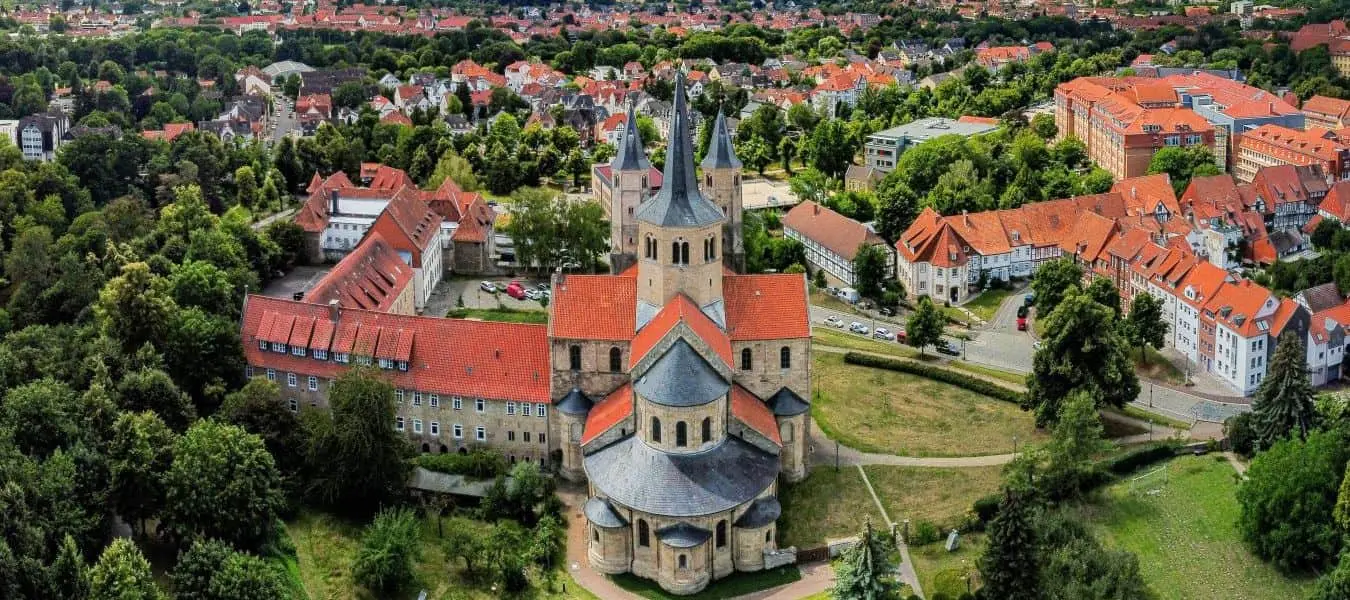 Panorama über Hildesheim, Aussicht auf die Stadt aus der Luft, Luftaufnahme mit der Drohne