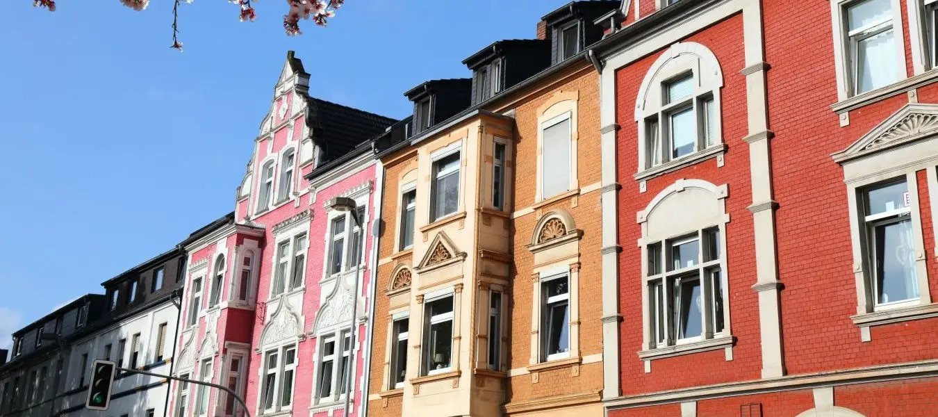 Wohnstraße mit farbigen Altbau-Fassaden in Gelsenkirchen