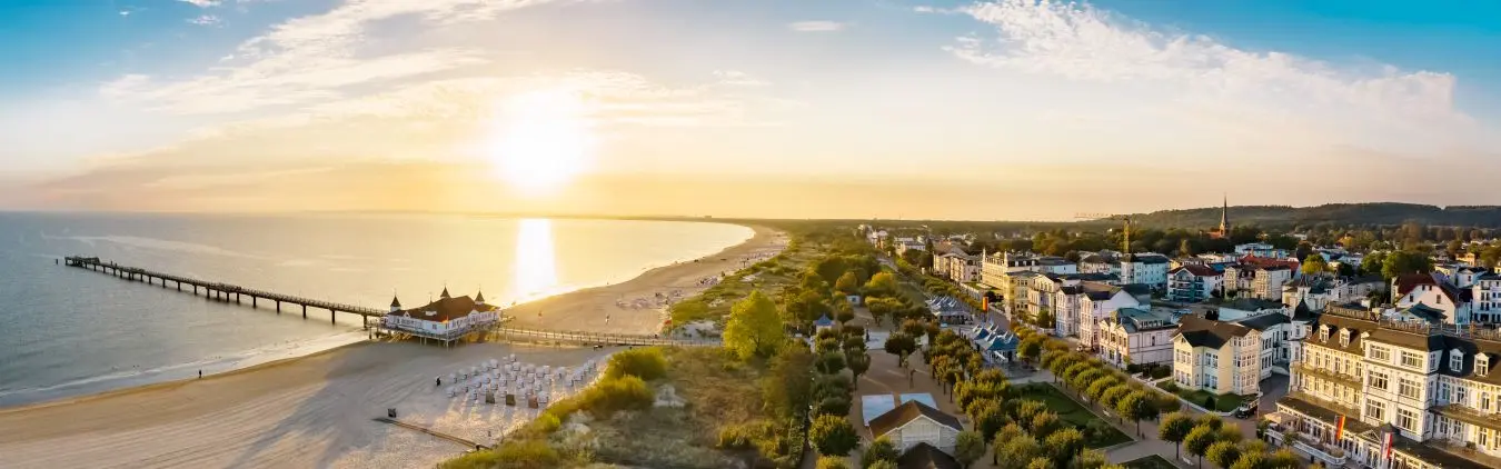 Luftbild Insel Useom: Ahlbecker Strand mit Seebrücke und Promenade