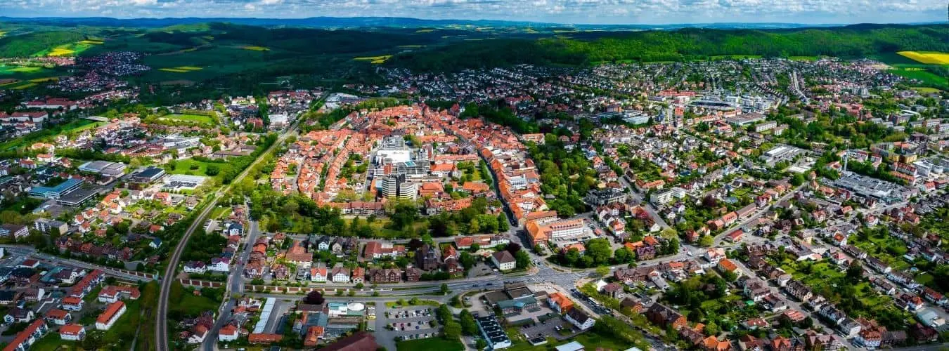 Luftaufnahme der Stadt Northeim in Deutschland an einem sonnigen Frühlingstag.