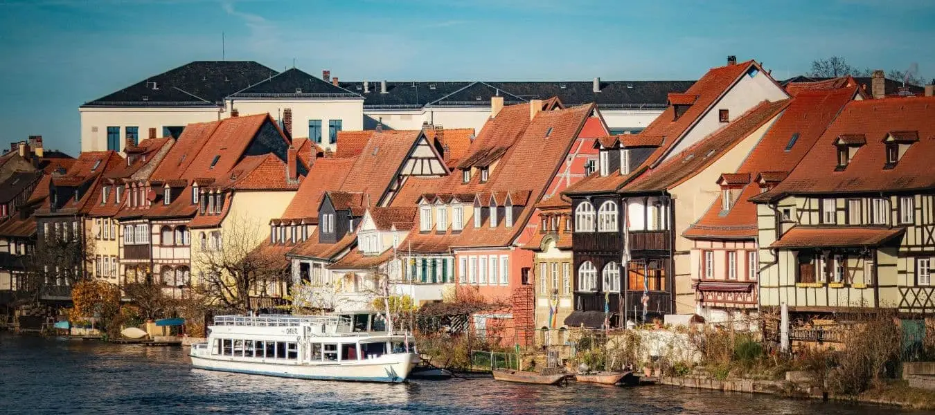 Charmante bunte Fachwerkhäuser am Ufer der Regnitz