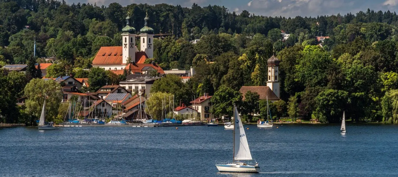 Tutzing am Starnberger See mit Kapelle und Kirche St. Joseph und Segelboot