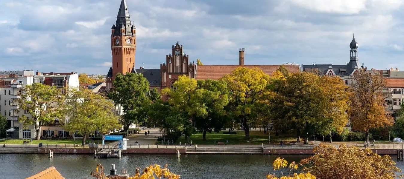 Berlin, Bezirk Köpenick, Altstadt, Rathaus, Glockenturm, Luftaufnahme der sich verfärbenden Herbstblätter im Flusspark