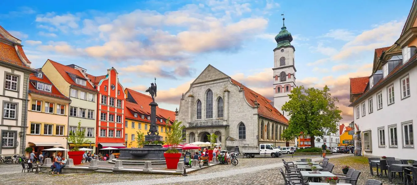 Blick auf den Marktplatz mit Neptunbrunnen und St. Stephan Kirche in Lindau am Bodensee.