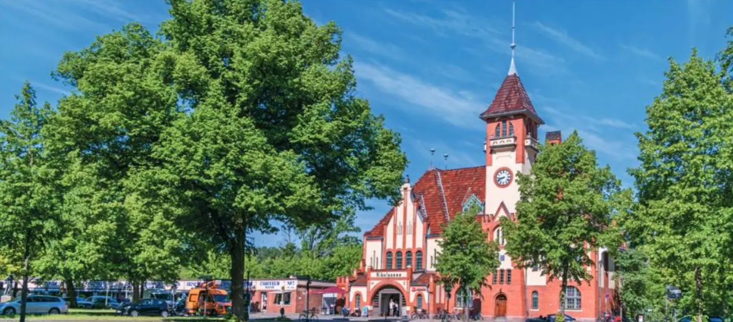Rathaus in Berlin-Steglitz-Zehlendorf mit markantem Uhrturm und grüner Parkanlage