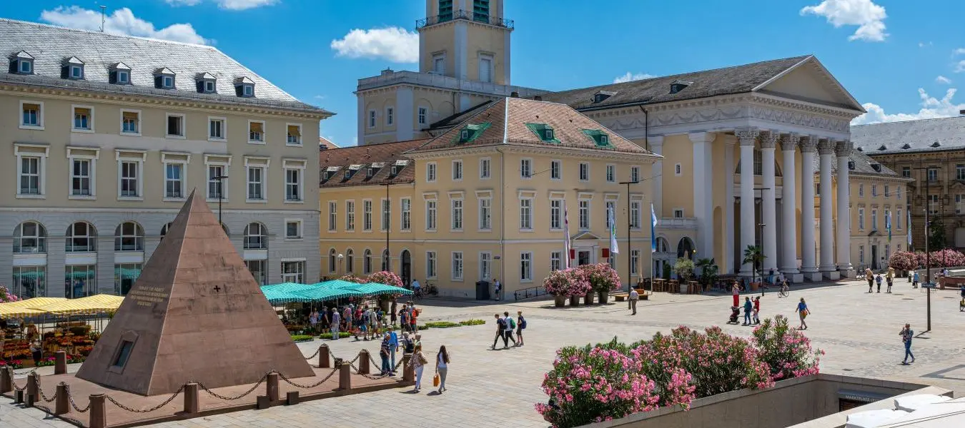 Karlsruher Pyramide, Grabmal des Stadtgründers, Denkmal aus rotem Sandstein auf dem Marktplatz von Karlsruhe