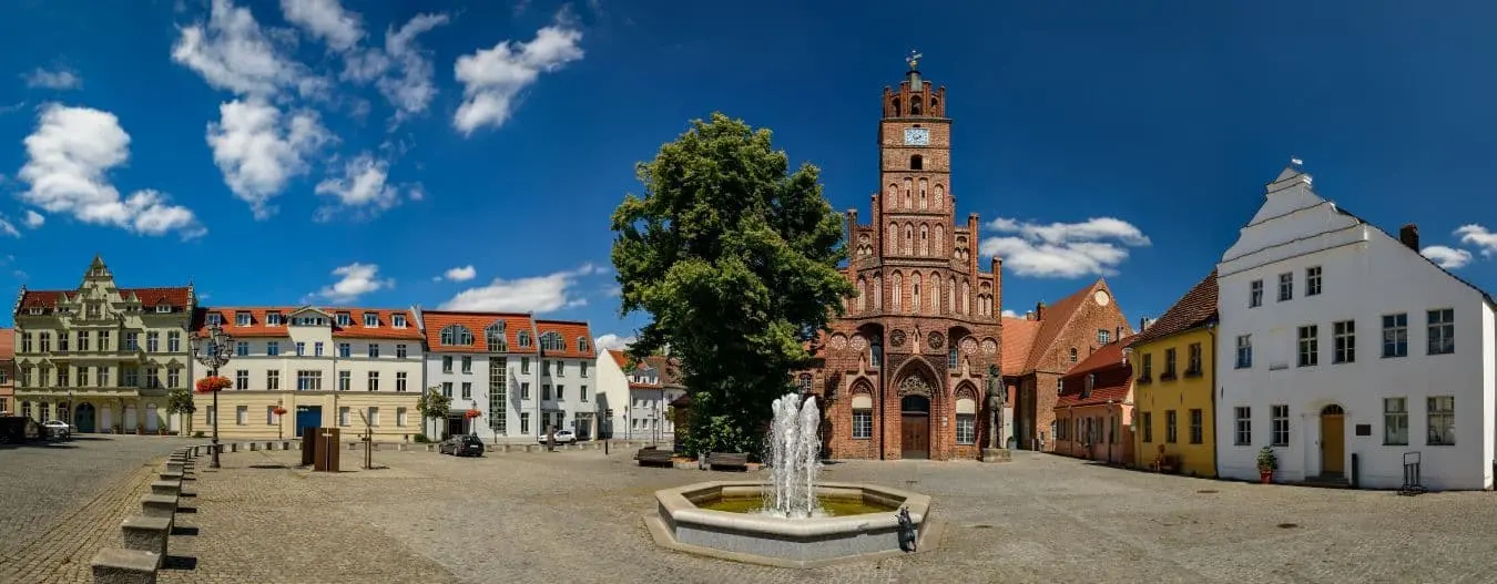 Denkmalgeschütztes Architekturensemble: Altstädter Markt in Brandenburg an der Havel mit Rathaus