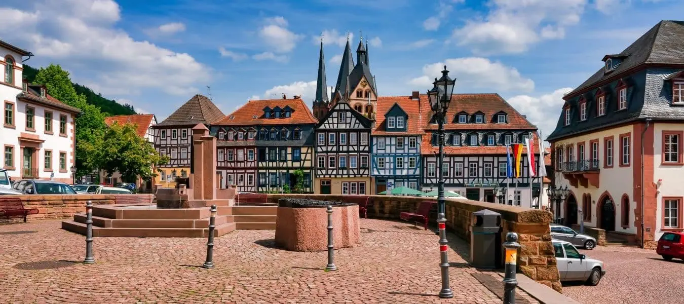 Altstadt von Gelnhausen mit Brunnen im Vordergrund