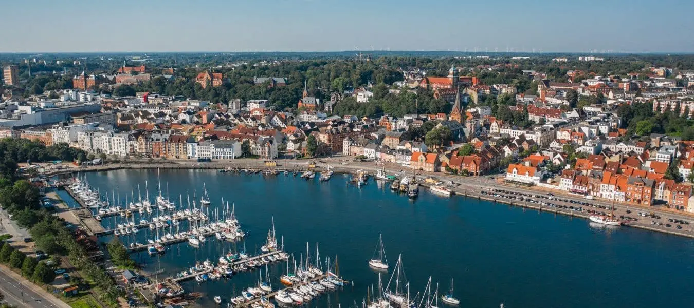 Stadtbild von Flensburg mit Hafen