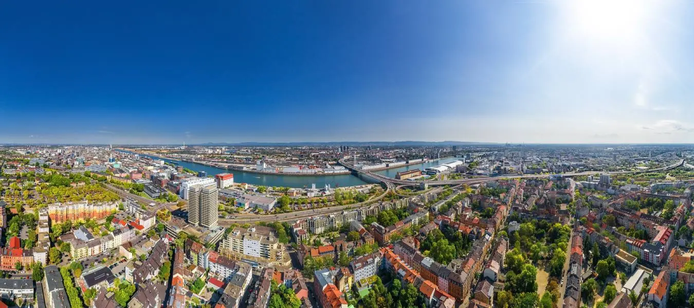 Blick auf Ludwigshafen und Mannheim.