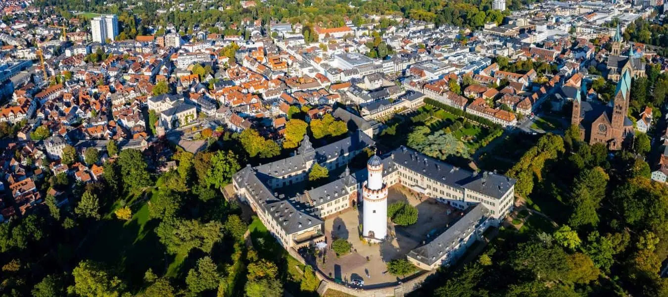 Luftpanorama der Stadt Bad Homburg in Deutschland an einem sonnigen Frühlingsmittag.