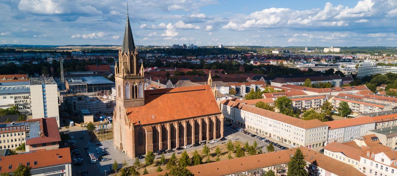 Blick auf Neubrandenburg und die Konzertkirche bei blauem Himmel