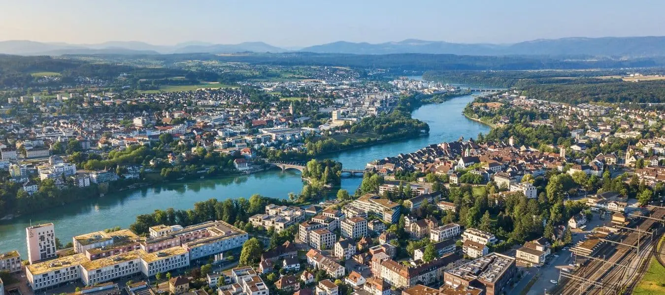 Luftbild der Rheinfelden-Orte in der Schweiz und Deutschland, die durch eine Brücke über den Rhein verbunden sind.