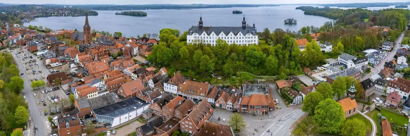 Luftaufnahme der Altstadt von Plön in Norddeutschland an einem bewölkten Herbsttag