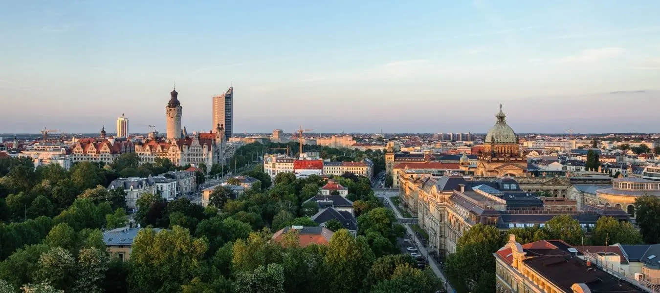 Panoramaansicht der Leipziger Skyline mit Rathaus und Oberlandesgericht bei Sonnenuntergang