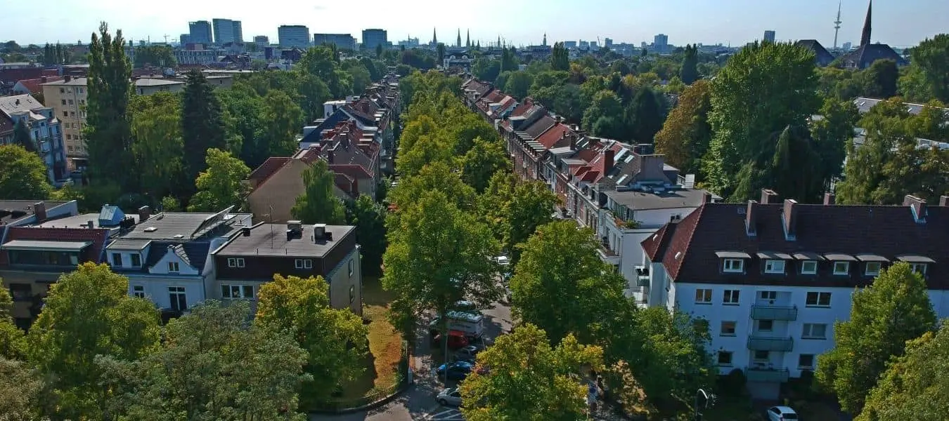 Wohngebiet Hamburg Wandsbek Luftbild mit Großstadt am Horizont