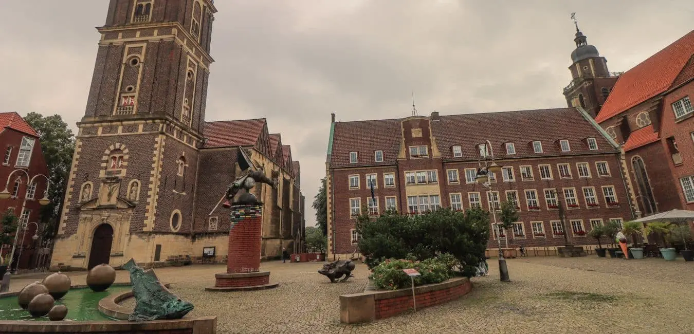 Marktplatz im münsterländischen Coesfeld mit Lambertikirche, Rathaus und ehem. Jesuitenkirche