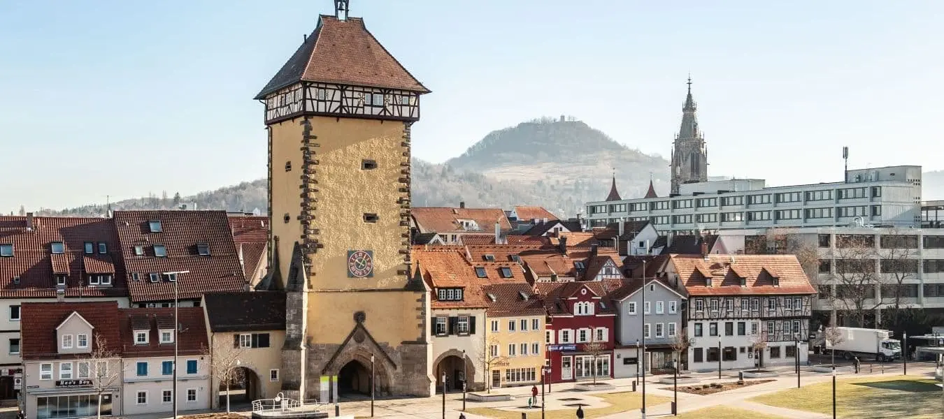 Stadtpanorama Reutlingen mit Tübinger Tor, Achalm, Rathaus und Marienkirche