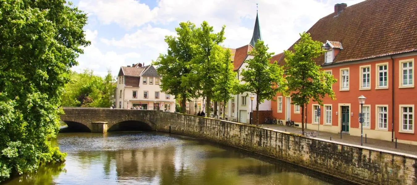 Warendorf im Münsterland: Blick auf die Ems und die alte historische Brücke