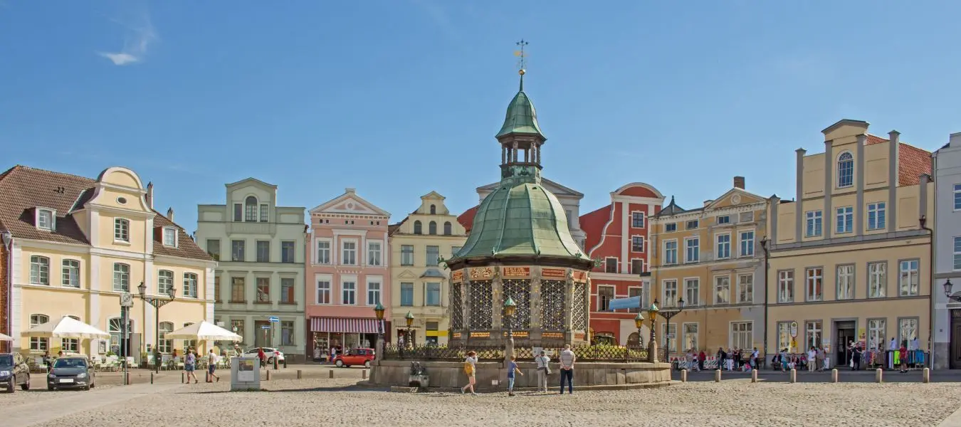 Wismar Marktplatz mit Brunnen