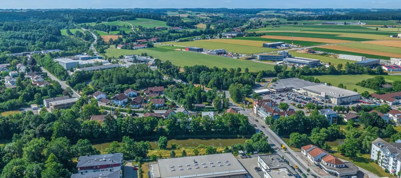 Heruntergeladen Datei Nr.: 1053552366 Ausblick auf die Stadt Eggenfelden an der Rott in Ostbayern