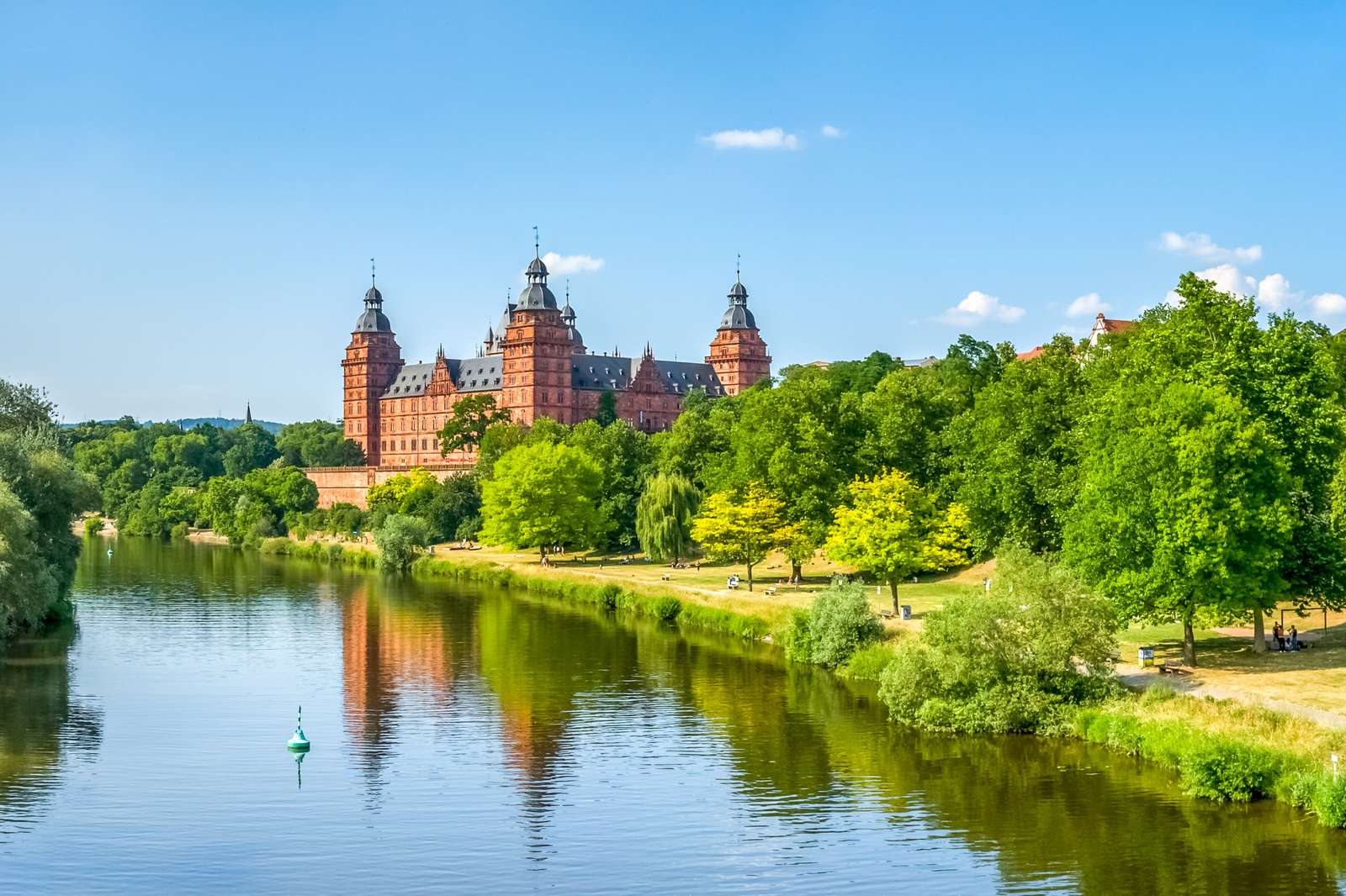 Schloss Johannisburg am Mainufer in Aschaffenburg