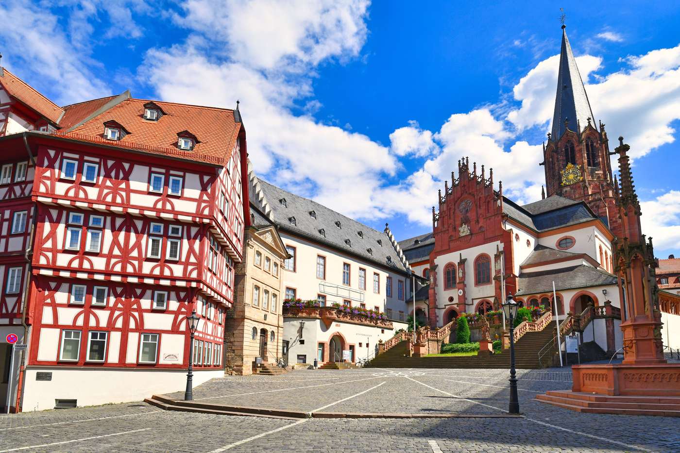 Aschaffenburg — Stiftsplatz mit Stiftsbasilika St. Peter und Alexander