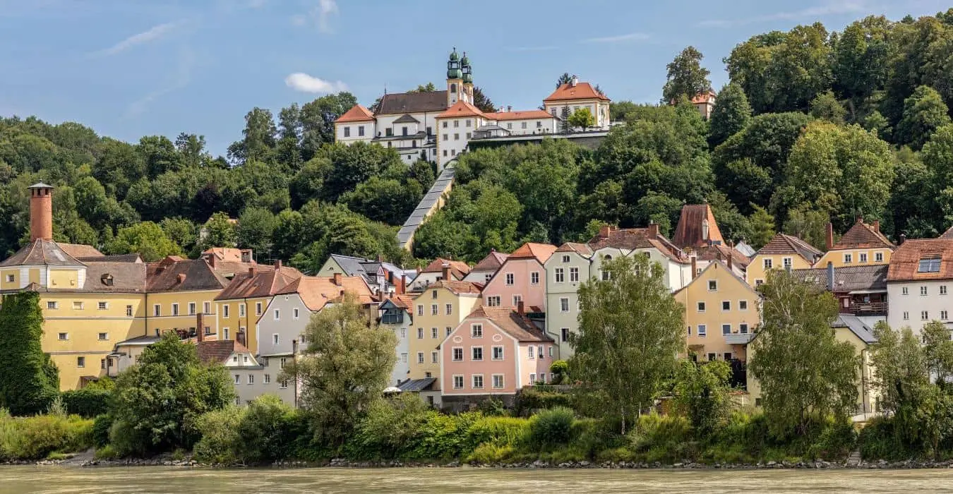 Blick auf den Stadtteil Innstadt von Passau (Bayern, Deutschland) im Sommer im Freien