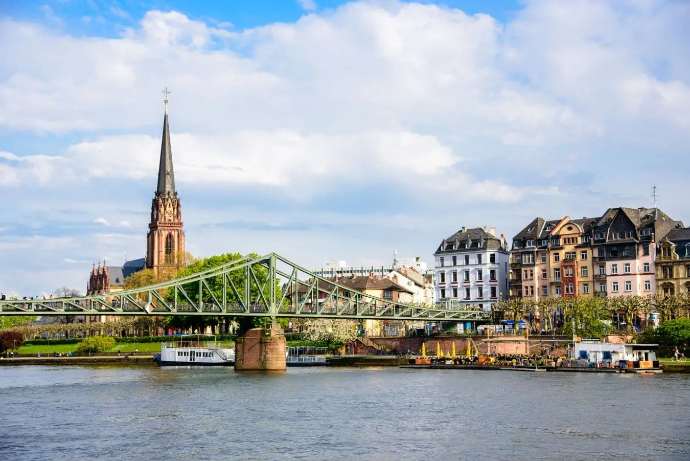 Eiserner Steg mit Blick auf die Sachsenhäuser Uferseite und die Dreikönigskirche in Frankfurt-Sachsenhausen