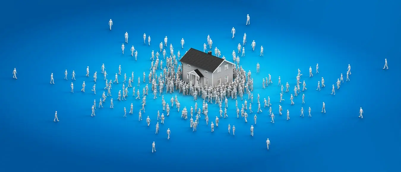Menschenmenge um ein Haus – Nachfrage und Angebot am Immobilienmarkt 2026