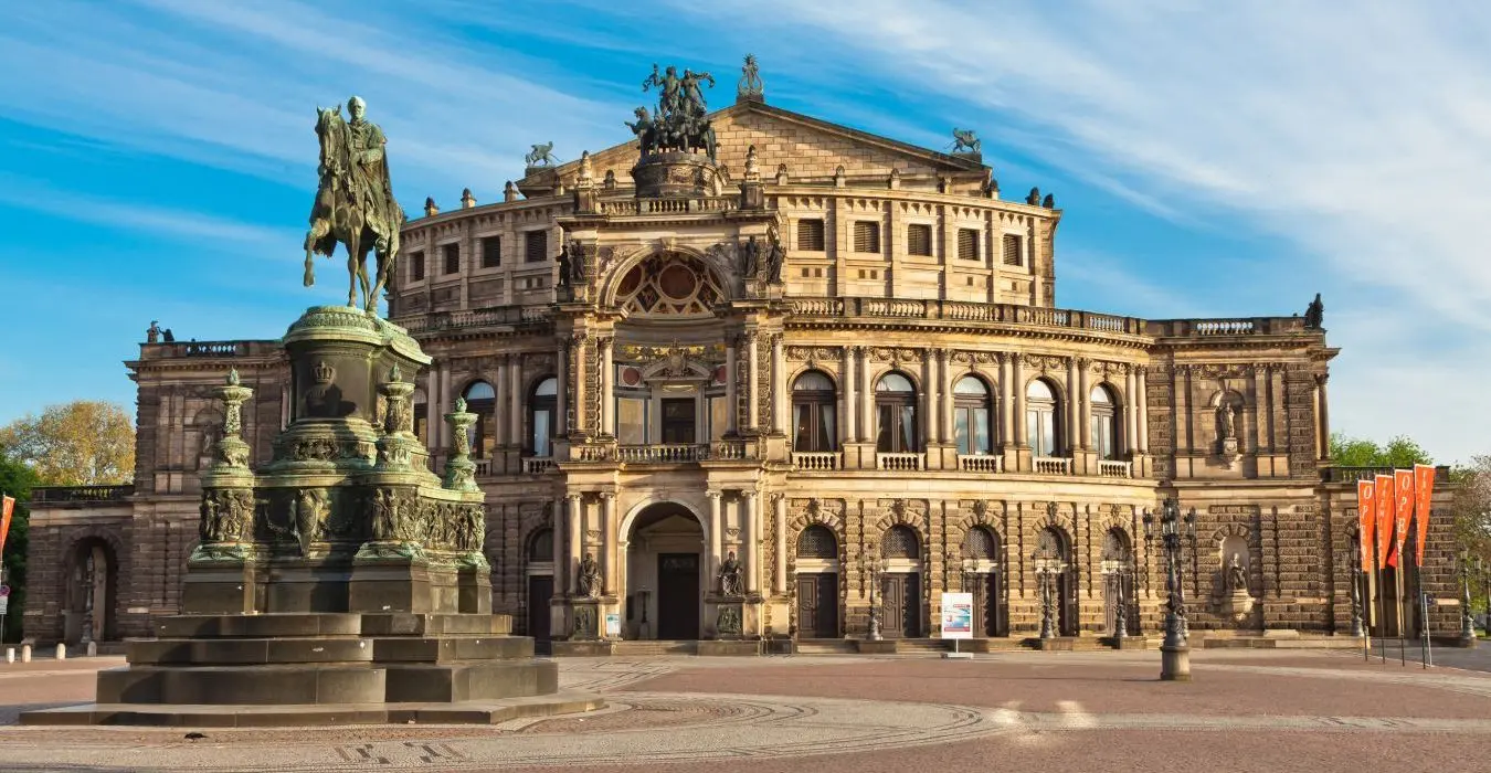 Semperoper mit König Johann Denkmal
