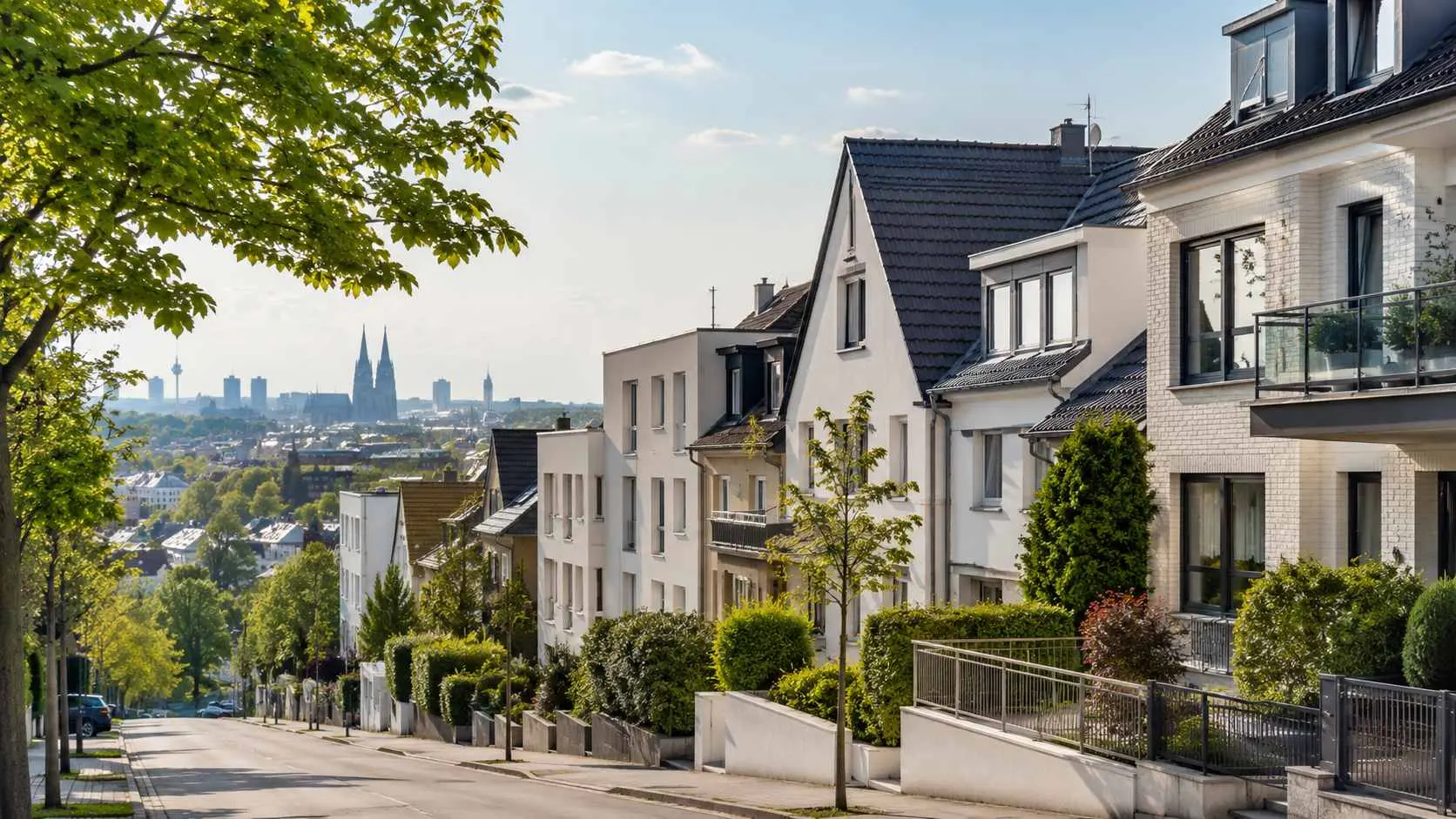Wohnhäuser im Kölner Osten mit Blick auf den Kölner Dom