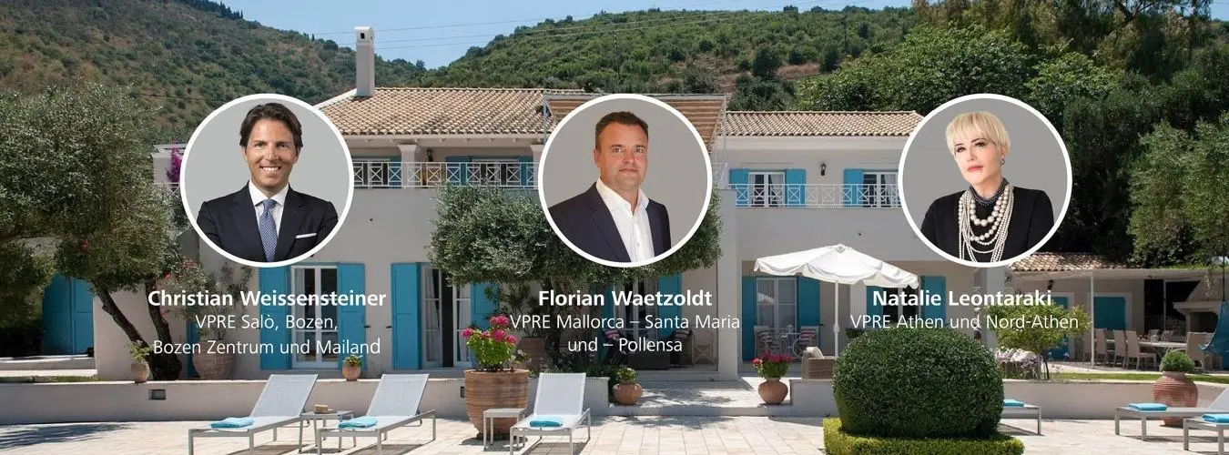 Die drei internationalen VON POLL REAL ESTATE Partner Christian Weissensteiner (Salò, Bozen, Mailand), Florian Waetzoldt (Mallorca) und Natalie Leontaraki (Athen) vor einer mediterranen Villa mit Pool