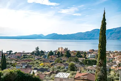 Torri del Benaco on the eastern shore of Lake Garda – a quiet location with lake views and a historic town center