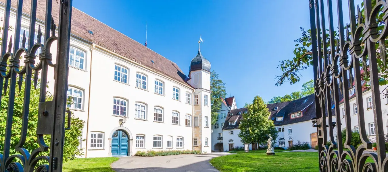Blick durch das Tor in den Hof des ehemaligen Klosters und Reichsabtei St. Georg in Isny
