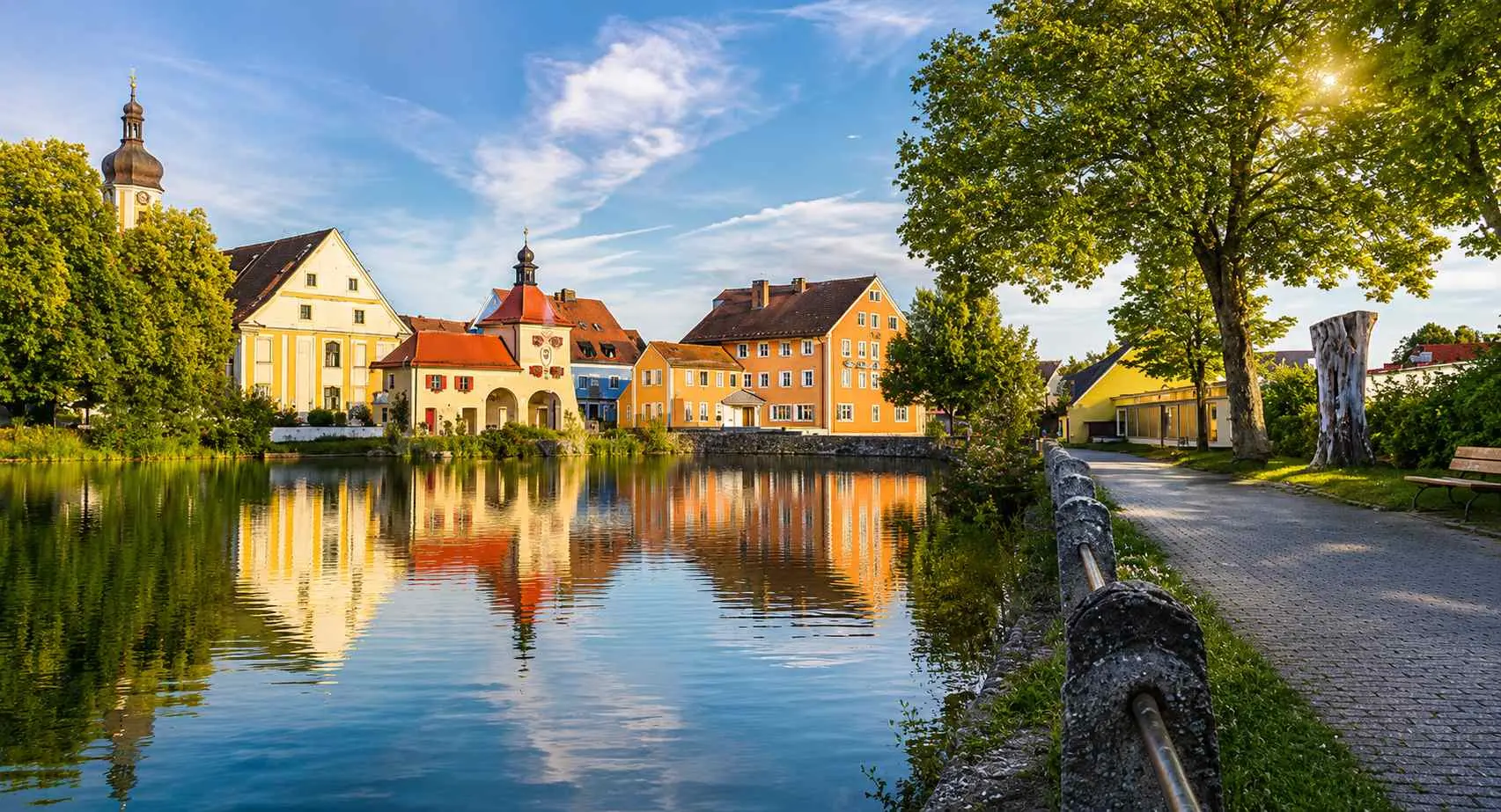 Historischer Ortskern von Allersberg mit Kirchturm und bunten fränkischen Häusern, die sich im Weiher spiegeln