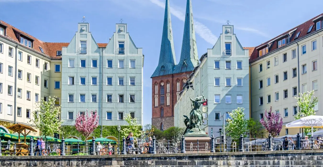 Das Nikolaiviertel mit seinen historischen Häusern, der Nikolaikirche, der St.-Georgs-Skulptur und seinen traditionellen Restaurants