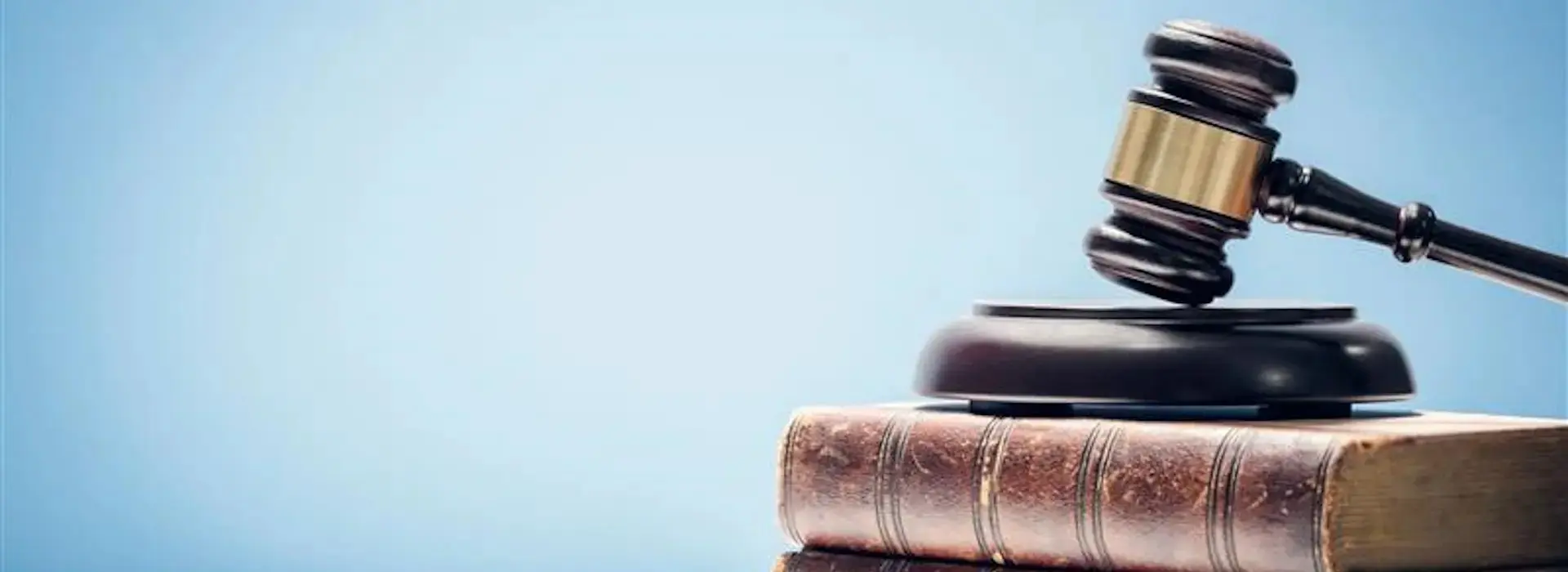 Richterhammer mit antiken Büchern
