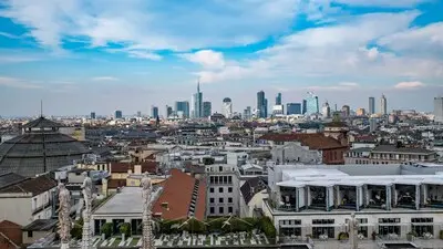 Die Skyline von Mailand und das Geschäftsviertel nach dem 15. August