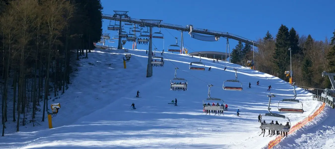 Sechssitzer-Sessellift über eine Piste im Skilift Winterberg