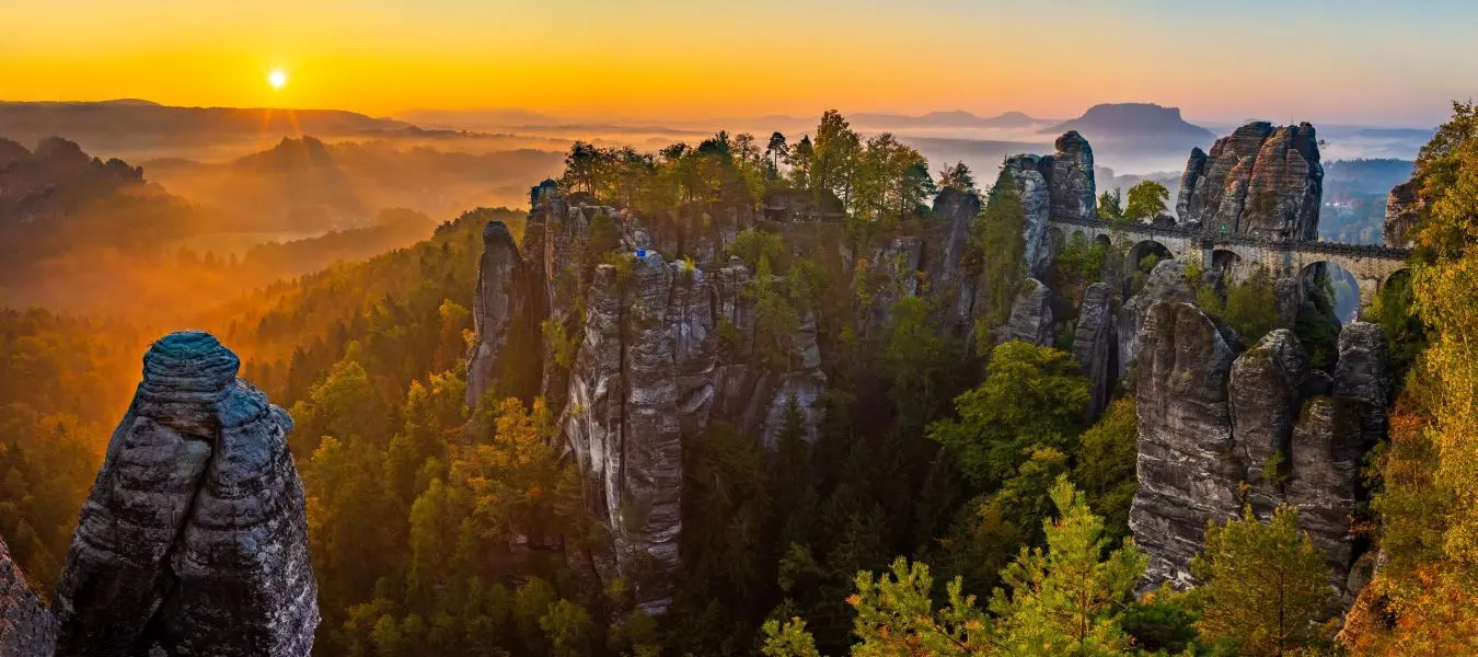 Sonnenaufgang auf der Bastei in der Sächsischen Schweiz
