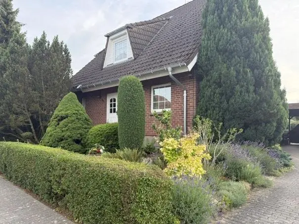 Einfamilienhaus mit Klinkerfassade und Carport in Neubrandenburg