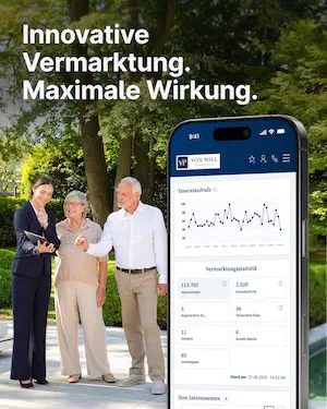 Eigentümer im Beratungsgespräch mit VON POLL Maklerin – im Vordergrund das digitale Kundenportal mit transparenter Vermarktungsstatistik zur eigenen Immobilie