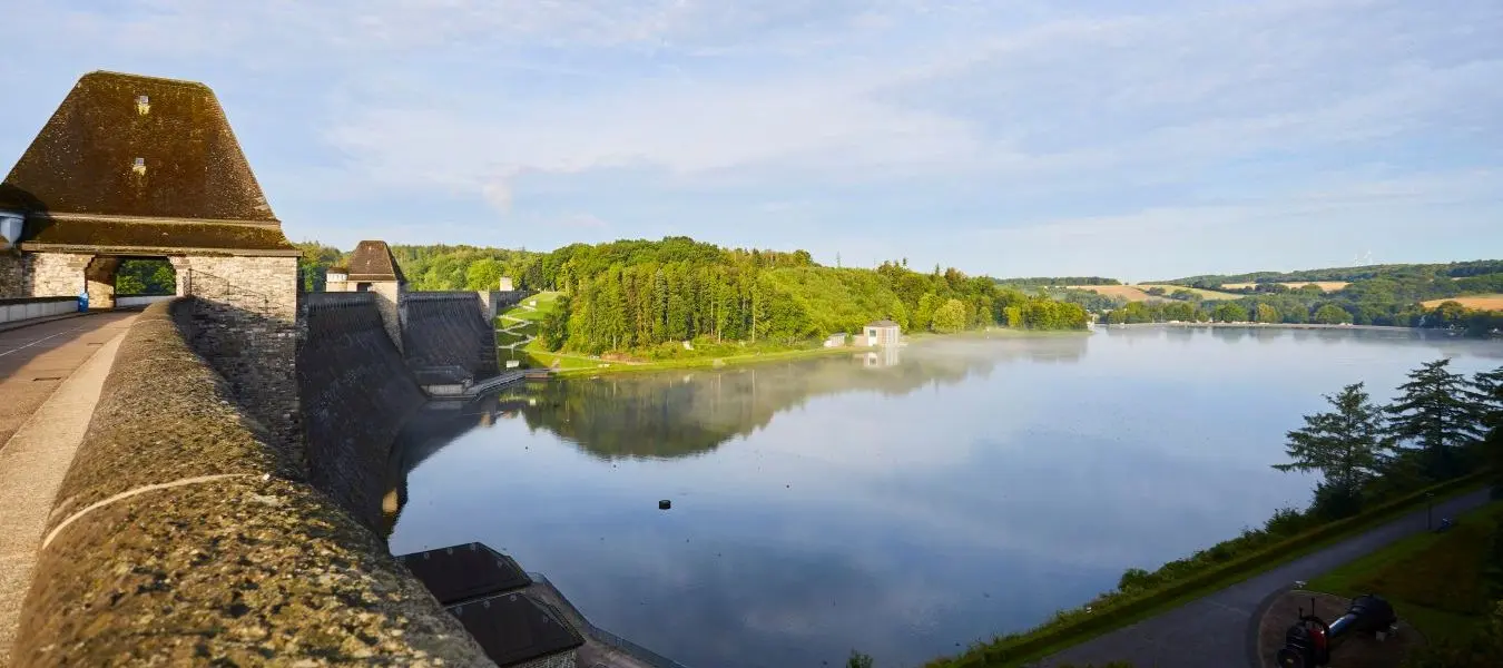 Das Überlaufbecken Möhnesee, Möhnetalsperre in Günne am frühen Morgen
