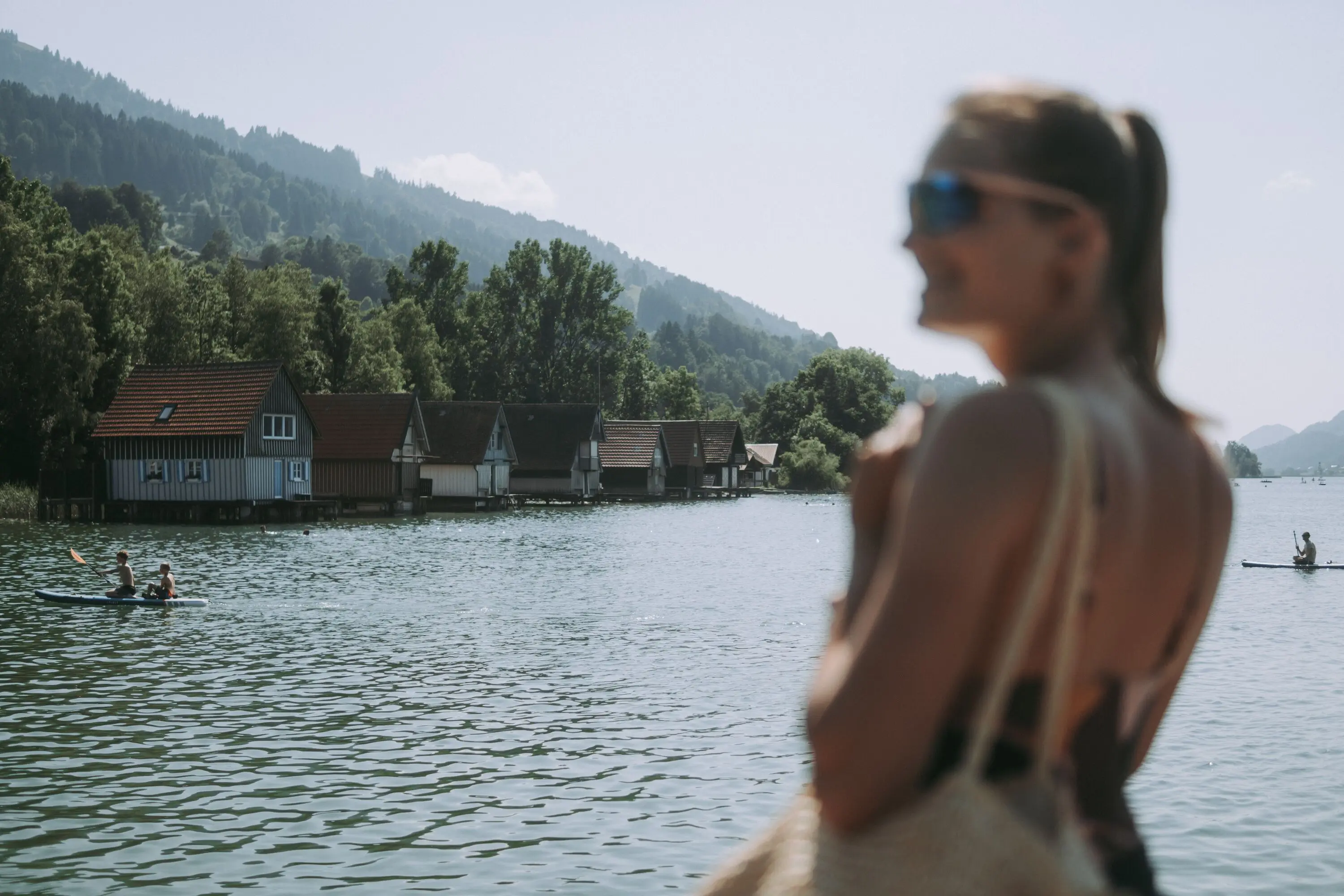 Frau mit Blick auf den Niedersonthofener See