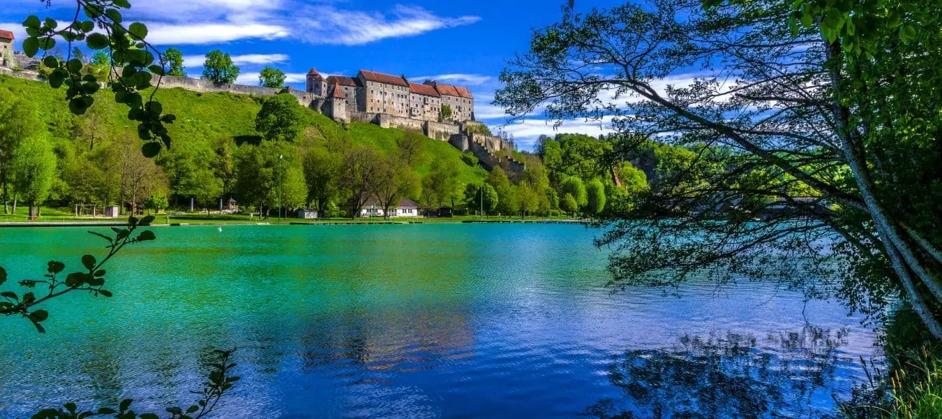 Wöhrsee mit Burg im Hintergrund