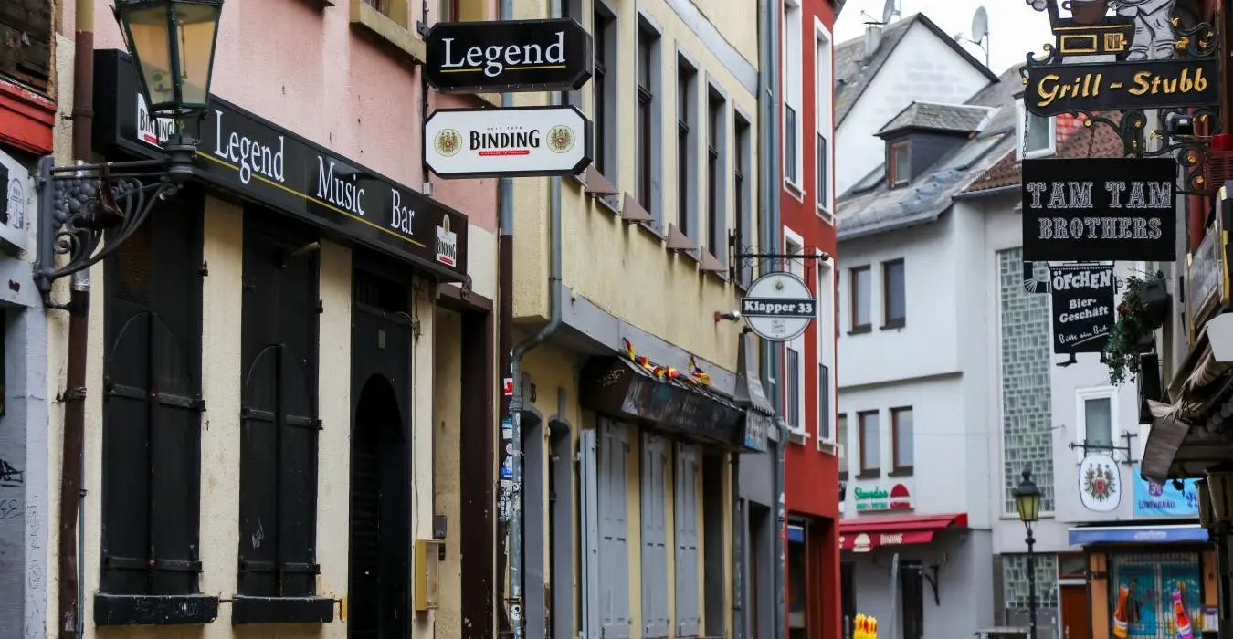 Viele kleine Geschäfte und Restaurants in Alt-Sachsenhausen